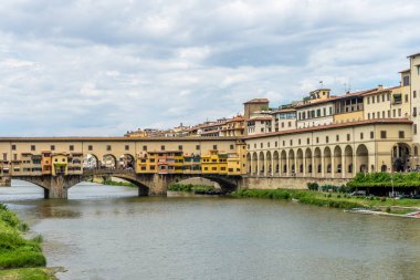 İtalya, Floransa 'daki Arno Nehri üzerindeki Ponte Vecchio.