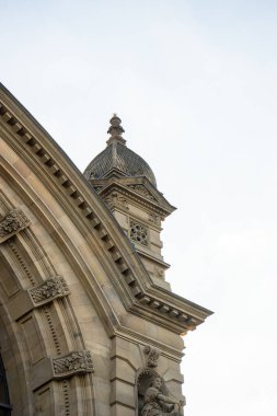 Almanya, Frankfurt, bir binanın yanında saati olan büyük bir kule.