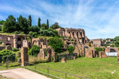 Roma 'daki Palatine Hill' deki Roma Forumundaki antik kalıntılar.