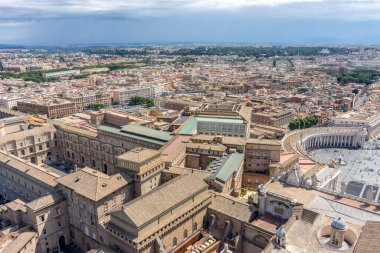 Roma Şehri ve Roma Panaroması Vatikan 'daki Aziz Peter Meydanı Bazilikası' nın tepesinden görülüyor