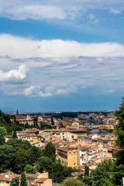 Floransa şehir manzarasının panaromik manzarası Piazzale Michelangelo 'dan (Michelangelo Meydanı) Ponte Vecchio ile