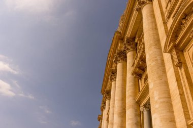 Vatikan 'daki Aziz Peter Meydanı' nın engizisyonları mavi gökyüzüne karşı