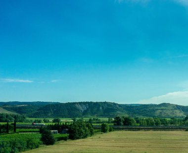 Roma 'dan Floransa' ya giden tren yolculuğunda gün doğumunda köy yeşil tarlasında görüldü.