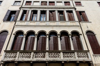 Avrupa, İtalya, Venedik, birçok penceresi olan büyük bir tuğla bina