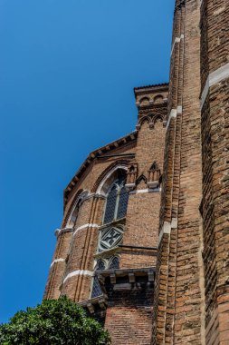 Avrupa, İtalya, Venedik. Binanın kenarında saati olan büyük bir kule.