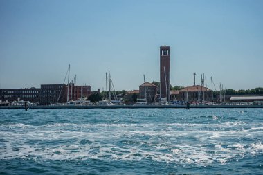 Avrupa, İtalya, Venedik, bir su kütlesindeki büyük bir gemi.