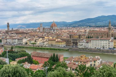 Floransa 'nın panaromik manzarası Palazzo Vecchio, Ponte Vecchio ve Duomo ile Piazzale Michelangelo Meydanı' ndan (Michelangelo Meydanı)