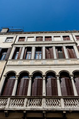 İtalya, Venedik, birçok penceresi olan büyük bir tuğla bina.