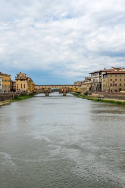 İtalya, Floransa 'daki Arno Nehri üzerindeki Ponte Vecchio.