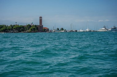 Avrupa, İtalya, Venedik. Arkasında bir şehir olan büyük bir su kütlesi.