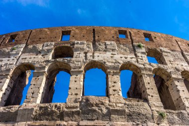 Flavian Amfitiyatrosu olarak da bilinen Büyük Roma Kolezyumu (Kolezyum, Colosseo) cephesi. Ünlü dünya simgesi
