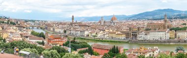 Floransa 'nın panaromik manzarası Palazzo Vecchio, Ponte Vecchio ve Duomo ile Piazzale Michelangelo Meydanı' ndan (Michelangelo Meydanı)