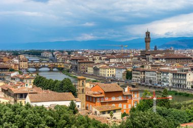 Floransa şehir manzarasının panaromik manzarası Piazzale Michelangelo (Michelangelo Meydanı) ile Ponte Vecchio ve Palazzo Vecchio ve Duomo ve Croce