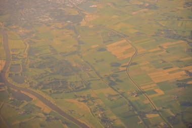 Venedik 'ten Schiphol, Avrupa' ya açılan bir uçak penceresinden görülen kara parçası.