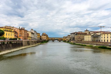İtalya, Floransa 'daki Arno Nehri üzerindeki Ponte Vecchio.