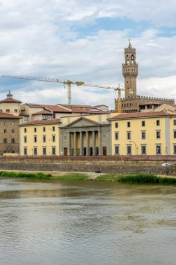 Floransa, İtalya 'daki Arno Nehri üzerindeki Vecchio Sarayı.