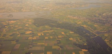 Venedik 'ten Schiphol, Avrupa' ya açılan bir uçak penceresinden görülen kara parçası.