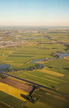 Venedik 'ten Schiphol, Avrupa' ya açılan bir uçak penceresinden görülen kara parçası.