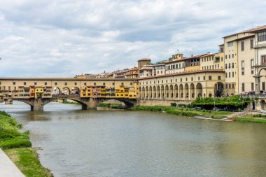 İtalya, Floransa 'daki Arno Nehri üzerindeki Ponte Vecchio.