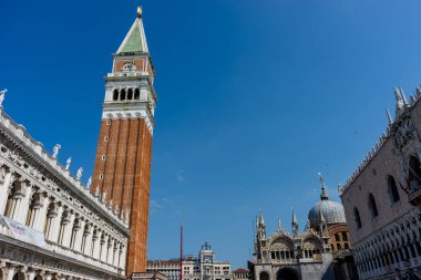 Avrupa, İtalya, Venedik, St Mark 's Campanile, St Mark' s Campanile tarafında saati olan büyük bir kule.