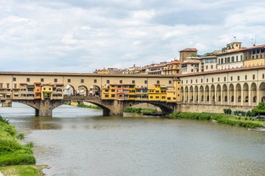 İtalya, Floransa 'daki Arno Nehri üzerindeki Ponte Vecchio.