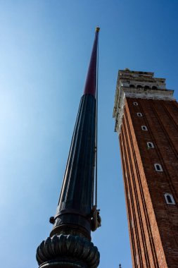 Avrupa, İtalya, Venedik. Binanın kenarında saati olan büyük bir kule.