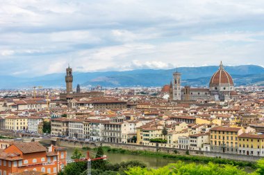 Palazzo Vecchio ve Duomo ile Floransa 'nın panaromik manzarası Piazzale Michelangelo' dan (Michelangelo Meydanı)