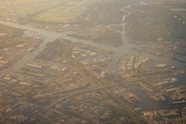 Venedik 'ten Schiphol, Avrupa' ya açılan bir uçak penceresinden görülen kara parçası.