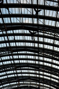Almanya, Frankfurt, tren istasyonunda büyük bir saat.