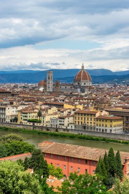 Floransa şehir manzarasının panaromik manzarası Piazzale Michelangelo Meydanı 'ndan (Michelangelo Meydanı) Filippo Brunelleschi tarafından tasarlanmış muhteşem Rönesans Kubbesi
