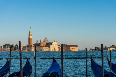 Saint Mark Meydanı 'na demirlemiş Gondollar. Arka planda İtalya' daki San Giorgio di Maggiore kilisesi var.