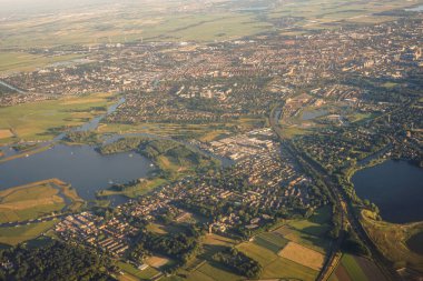 Venedik 'ten Schiphol, Avrupa' ya açılan bir uçak penceresinden görülen kara parçası.