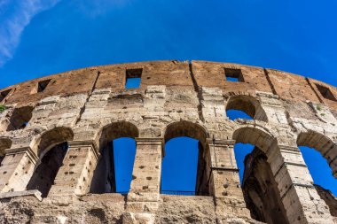 Flavian Amfitiyatrosu olarak da bilinen Büyük Roma Kolezyumu (Kolezyum, Colosseo) cephesi. Ünlü dünya simgesi