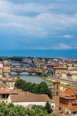 Floransa şehir manzarasının panaromik manzarası Piazzale Michelangelo 'dan (Michelangelo Meydanı) Ponte Vecchio ve Palazzo Vecchio ve Duomo ile