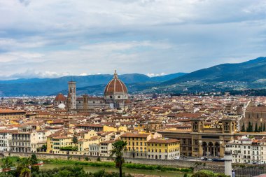 Floransa şehir manzarası Piazzale Michelangelo Meydanı 'ndan (Michelangelo Meydanı) Filippo Brunelleschi' nin tasarladığı muhteşem Rönesans kubbesi