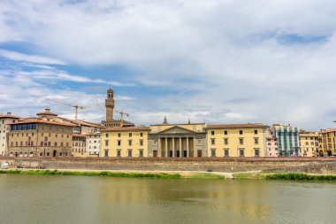Floransa, İtalya 'daki Arno Nehri üzerindeki Vecchio Sarayı.