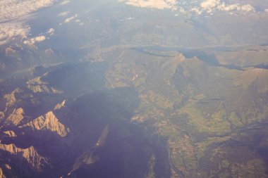 Avrupa 'da bir uçak penceresinden görülen Avusturya Alp Dağları karla kaplı bulutlar