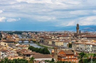 Floransa şehir manzarasının panaromik manzarası Piazzale Michelangelo 'dan (Michelangelo Meydanı) Ponte Vecchio ve Palazzo Vecchio ile