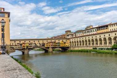 İtalya, Floransa 'daki Arno Nehri üzerindeki Ponte Vecchio.
