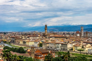 Floransa 'nın panaromik manzarası Palazzo Vecchio, Ponte Vecchio ve Duomo ile Piazzale Michelangelo Meydanı' ndan (Michelangelo Meydanı)