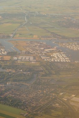 Venedik 'ten Schiphol, Avrupa' ya açılan bir uçak penceresinden görülen kara parçası.