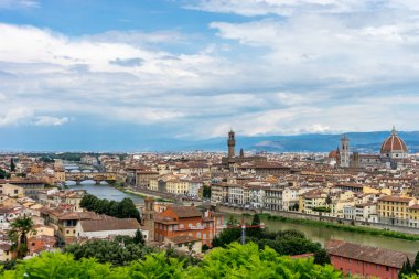 Floransa 'nın panaromik manzarası Palazzo Vecchio, Ponte Vecchio ve Duomo ile Piazzale Michelangelo Meydanı' ndan (Michelangelo Meydanı)