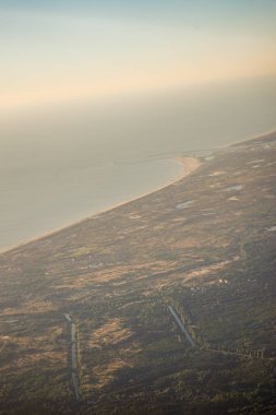 Venedik 'ten Schiphol, Avrupa' ya açılan bir uçak penceresinden görülen kara parçası.