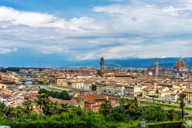 Floransa 'nın panaromik manzarası Palazzo Vecchio, Ponte Vecchio ve Duomo ile Piazzale Michelangelo Meydanı' ndan (Michelangelo Meydanı)