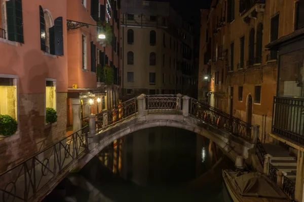 Italië Venetië Een Lange Brug Een Kanaal Een Stad Nachts — Stockfoto