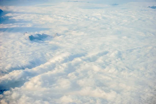 Nuvens Sobre Montanhas Alpes Austríacas Cobertas Neve Vistas Uma Janela — Fotografia de Stock