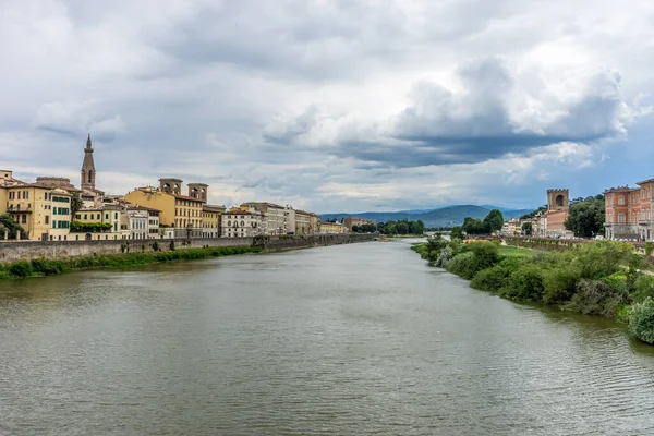 イタリア アルノ川を渡るフィレンツェの街並みと街並みの眺め — ストック写真