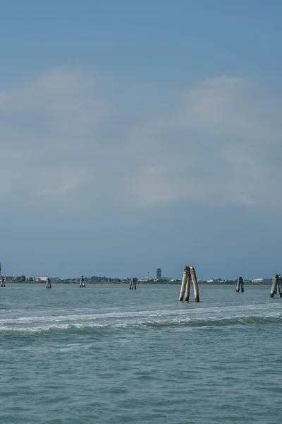 Italien Venedig Eine Gruppe Von Holzhechten Die Neben Einem Gewässer — Stockfoto