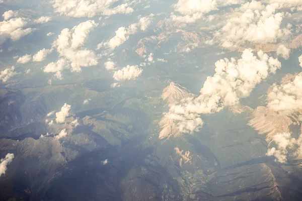Pilvet Lumipeitteisten Itävallan Alppien Yllä Lentokoneen Ikkunasta Katsottuna Eurooppa — kuvapankkivalokuva