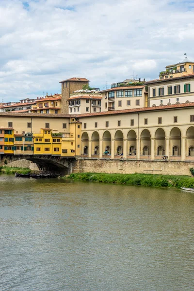 意大利佛罗伦萨Arno河上的Ponte Vecchio河 — 图库照片